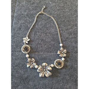 Beautiful Floral Silver Tone necklace